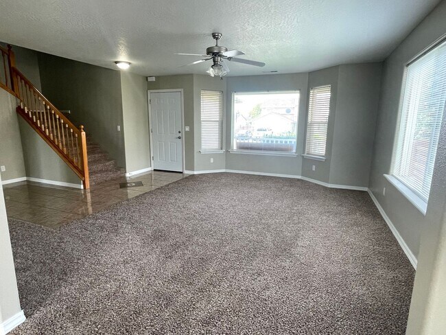 Foto del edificio - Very Spacious Four Bedroom Home in Pasco!
