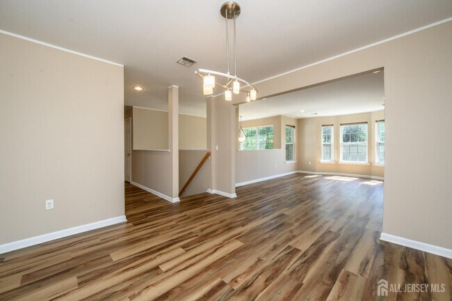 Building Photo - 303 Pinelli Dr
