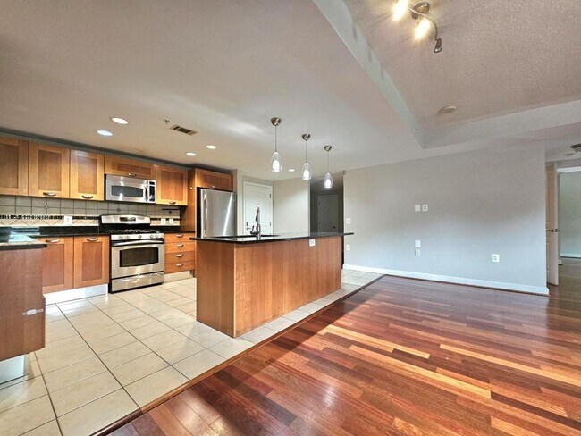 Foto del edificio - 2451 Midtown Ave