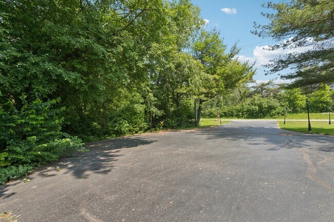 Building Photo - 13115 Maple Rd