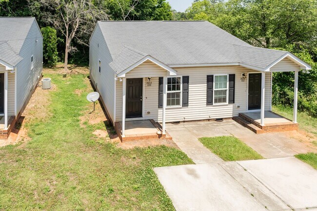 Foto del edificio - Nice 1 bed/1 bath duplex minutes from downtown Raleigh