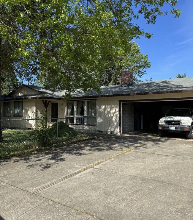 Foto del edificio - Myrtle Creek 3 bedroom home with garage
