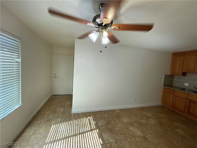 Building Photo - 305 N 10th St