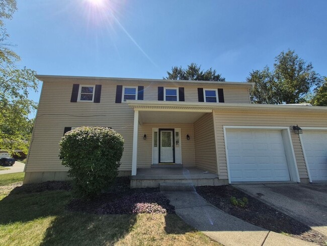 Building Photo - Large 2 story home!!