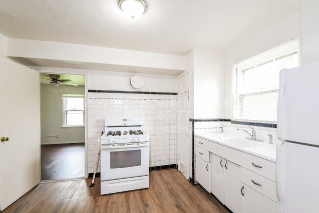 Building Photo - 7150 Manette Dr