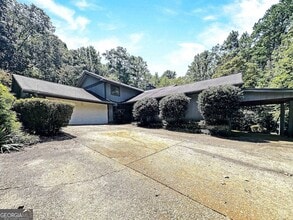 Building Photo - 10200 Rivertown Rd