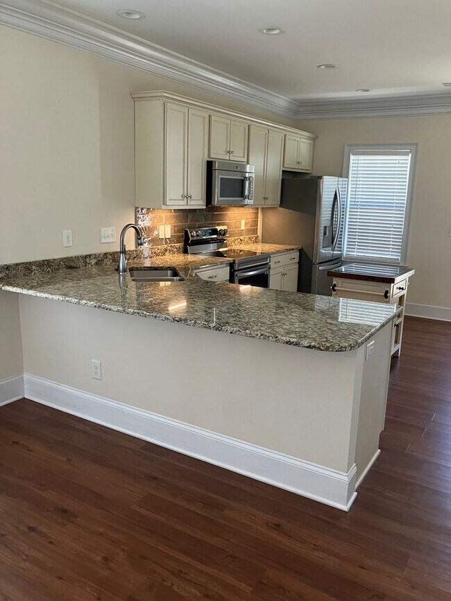 Building Photo - Like new brick 3 bedroom townhome in Lake ...