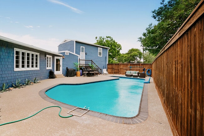 Building Photo - 134 Sinclair St