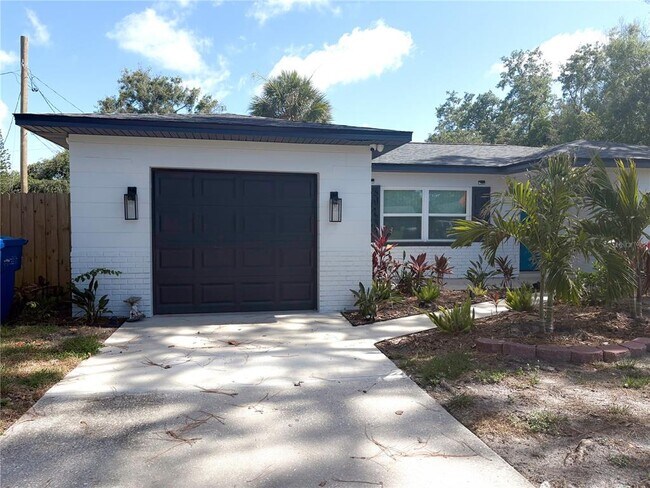 Building Photo - 3054 Adrian Ave