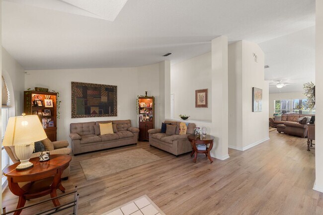 Foto del edificio - Fabulous Home Overlooks Lake