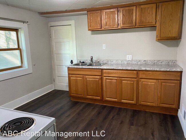 Building Photo - 3 br, 1 bath House - 312 Superior St