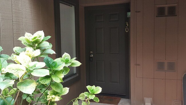 Foto del edificio - Lovely 1bd. Ground-Level Condo in Cotati