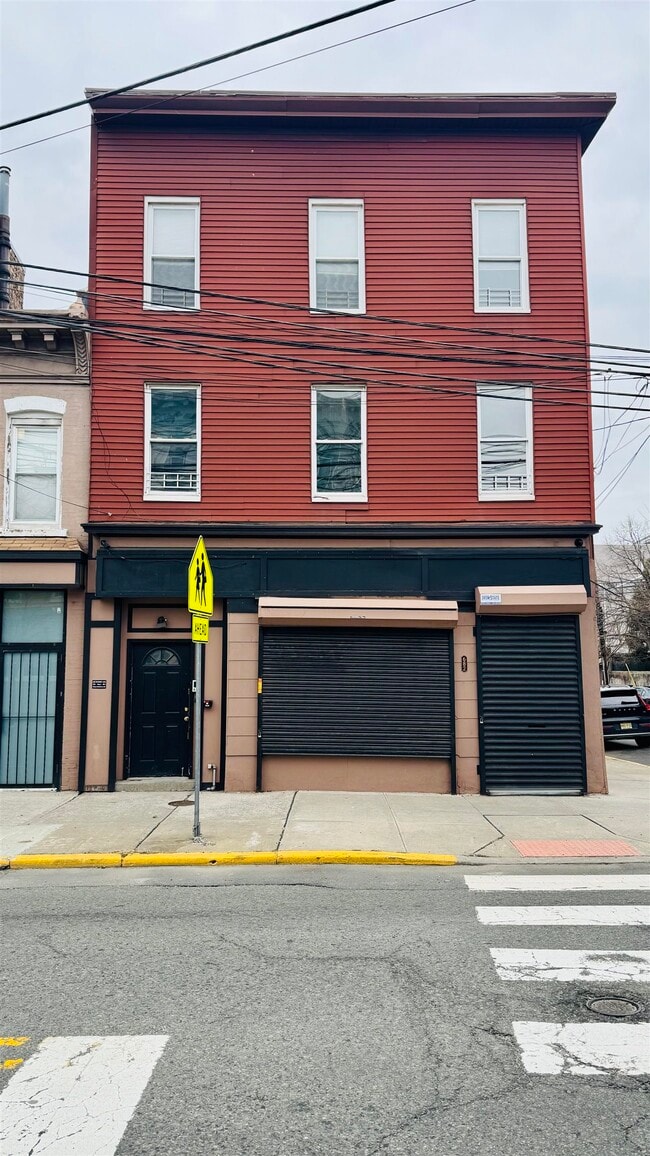 Building Photo - 682 Summit Ave