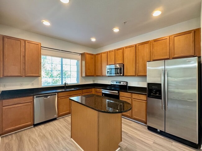Building Photo - Renovated 3/2.5 Townhome with Office/Flex Space (Corner Unit) Winter Park!