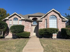 Building Photo - 2213 Creek Royal Dr