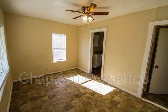 Building Photo - 819 Larry St