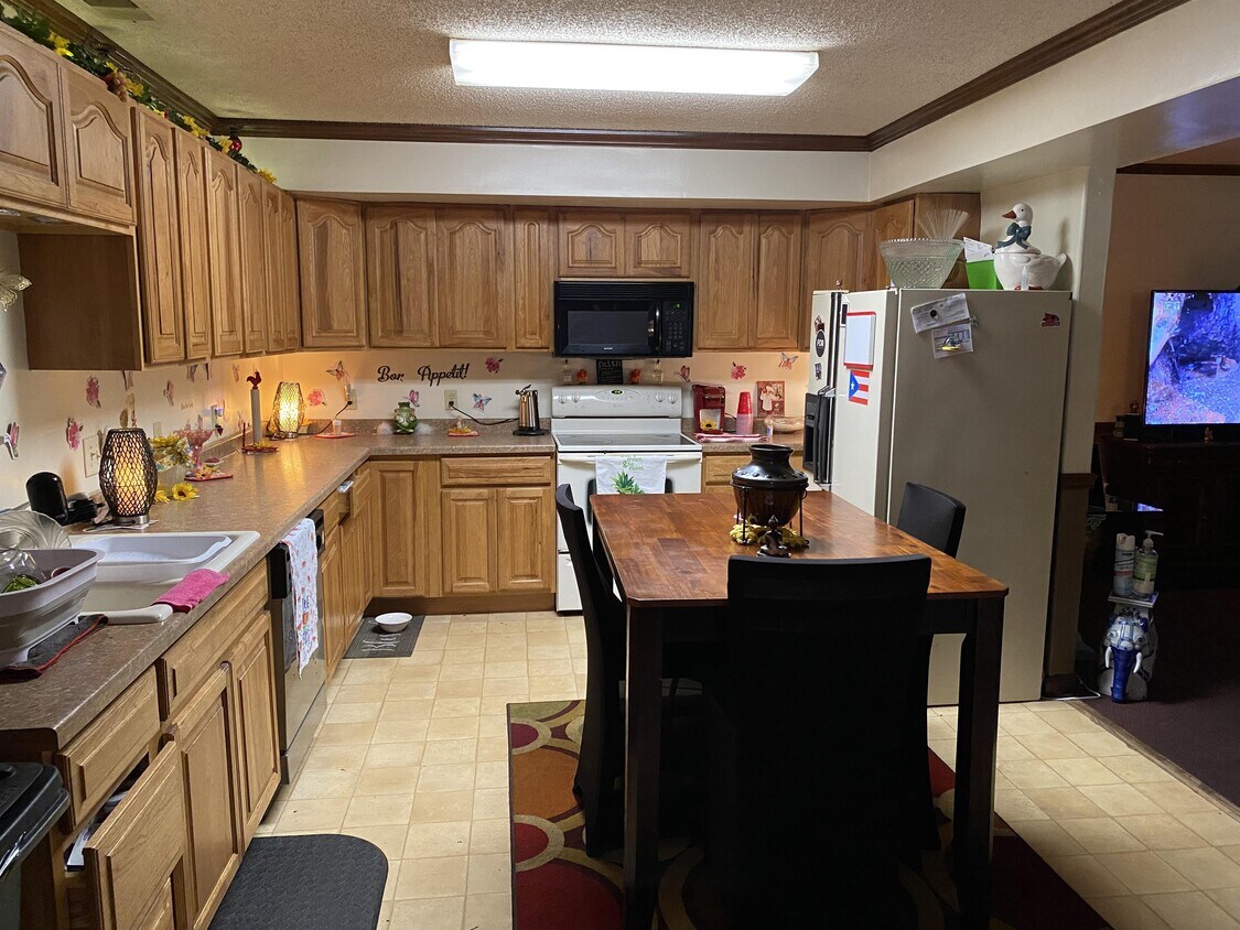 126 6th St, Charleston, IL 61920 House Rental in Charleston, IL