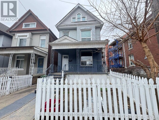 Photo du bâtiment - 12 Arthur Ave N