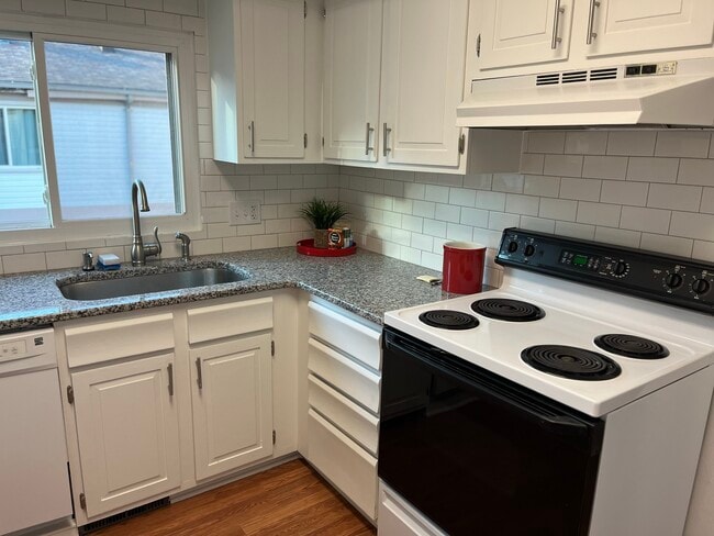 Building Photo - 4034 Stonehenge Dr