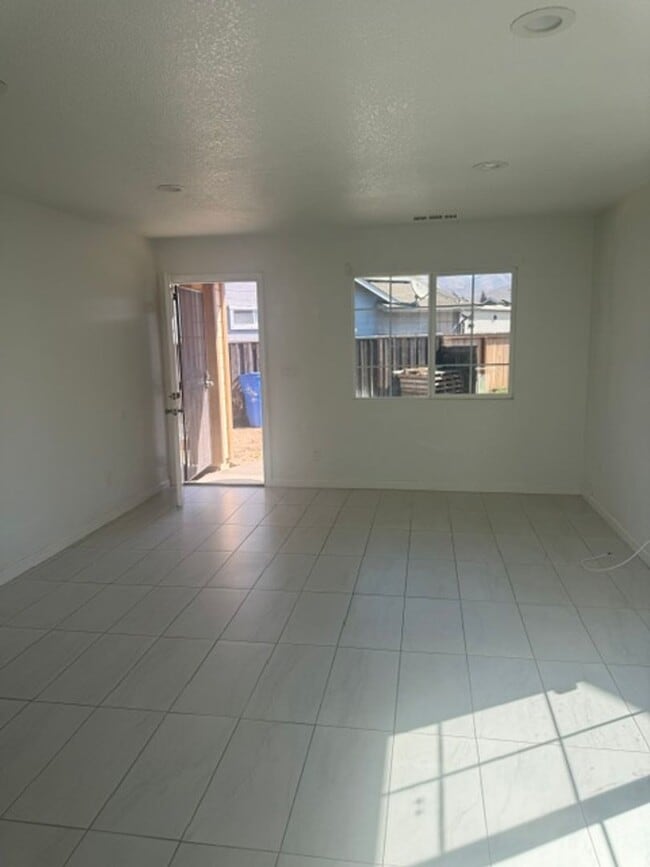 Building Photo - HIGH1001