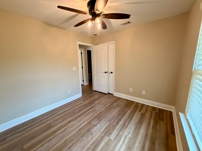 Building Photo - 8826 Bluebell St