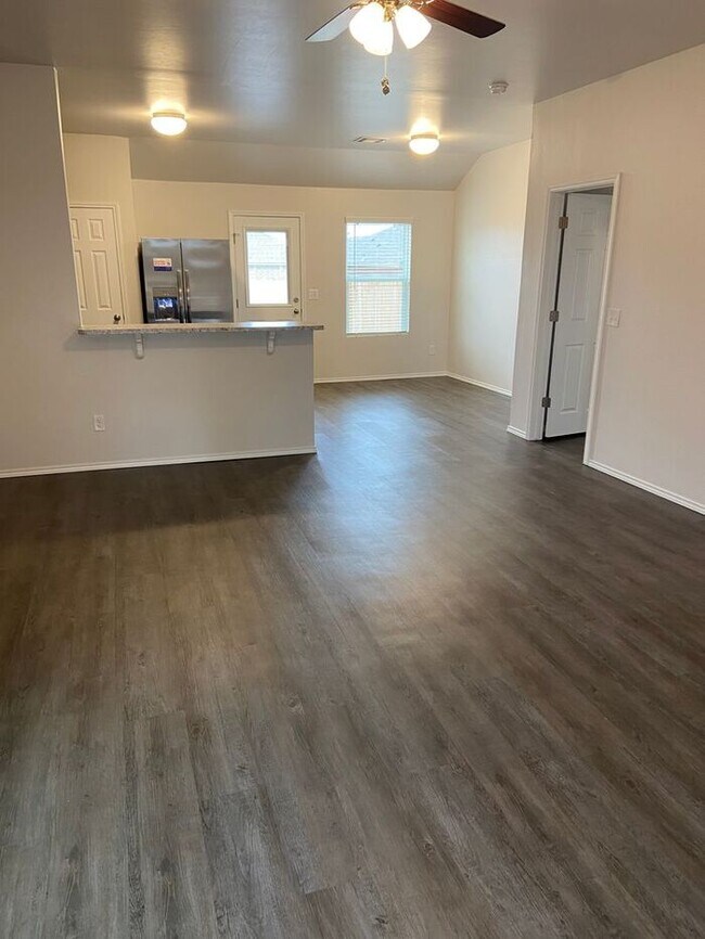 Building Photo - Three Bedroom | Two Bathroom Home in Hollo...