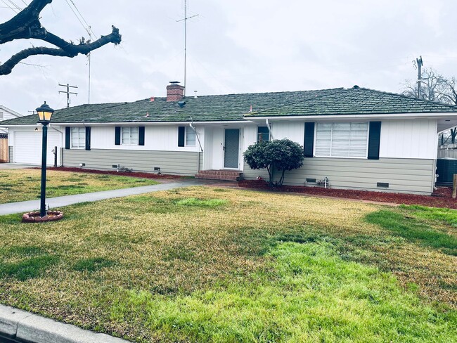 Building Photo - 1930 Mulberry Dr