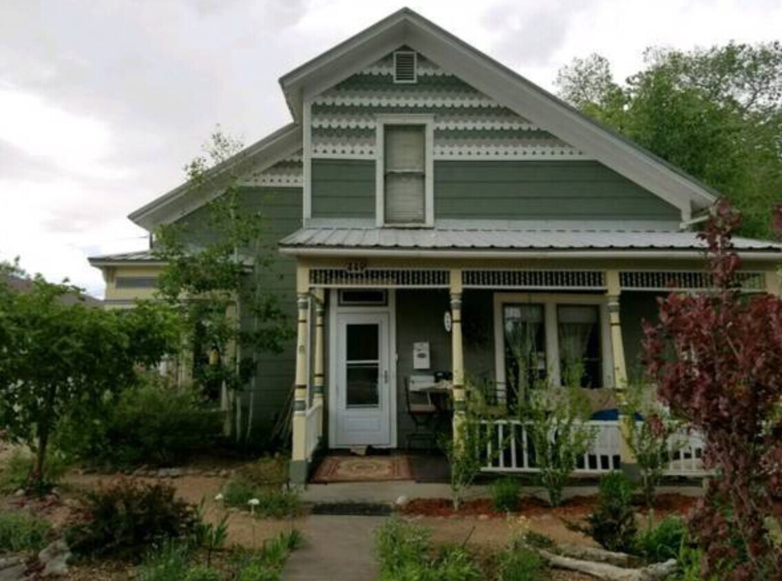 Foto principal - 449 S 3rd St