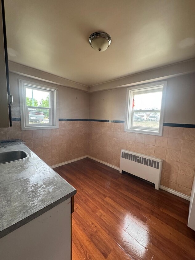 Building Photo - 409 College Ave E