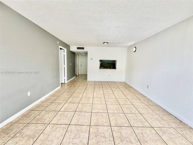Building Photo - 9360 Fontainebleau Blvd