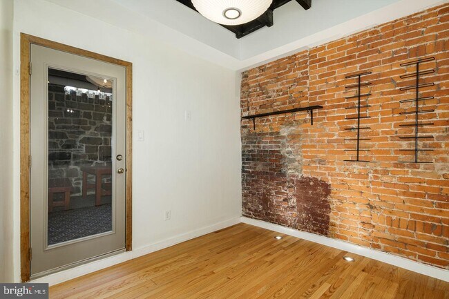 Building Photo - 2553 Meredith St