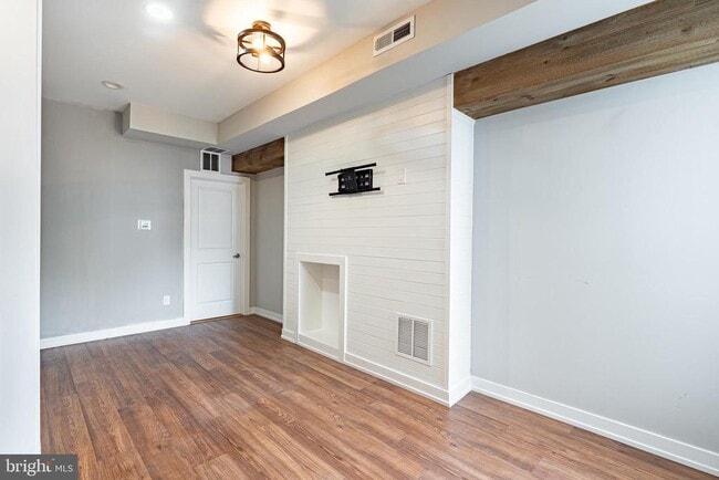 Building Photo - 168 Green Ln