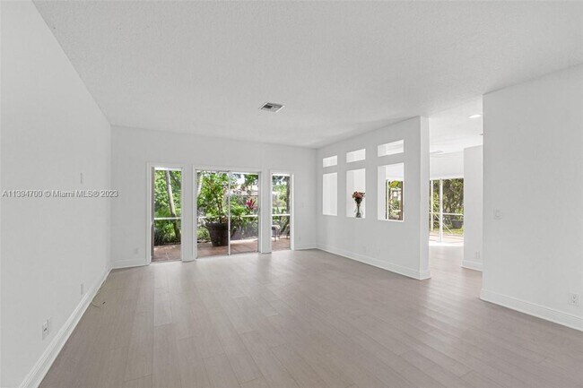 Foto del edificio - 11407 Lakeview Dr