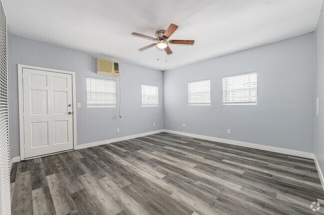 3 habitaciones, 2 baños - 900 pies cuadrados - Sala de estar - 1032-1036 S Normandie Ave