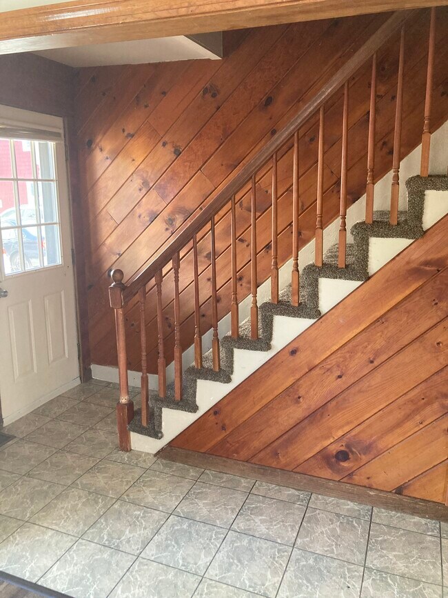 Escaleras con revestimiento de madera - 33 Tyler St
