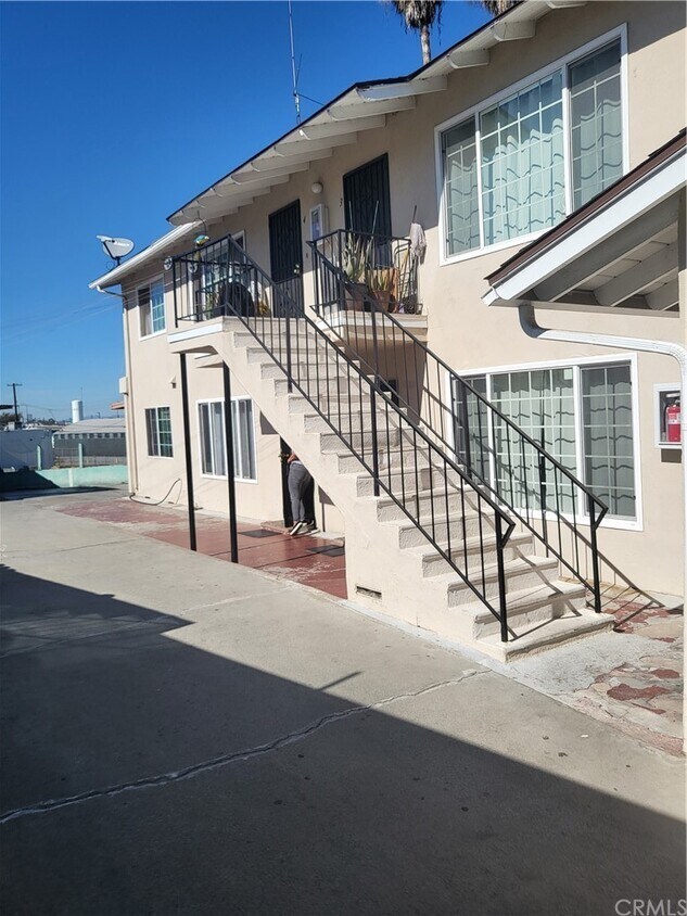 Primary Photo - 1147 N Loma Vista Dr