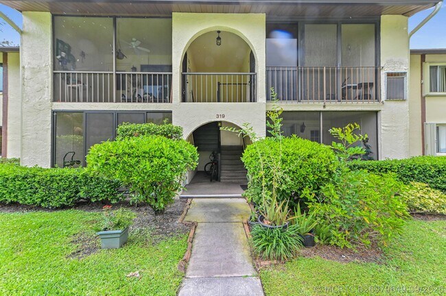 Foto del edificio - 319 Knotty Pine Cir