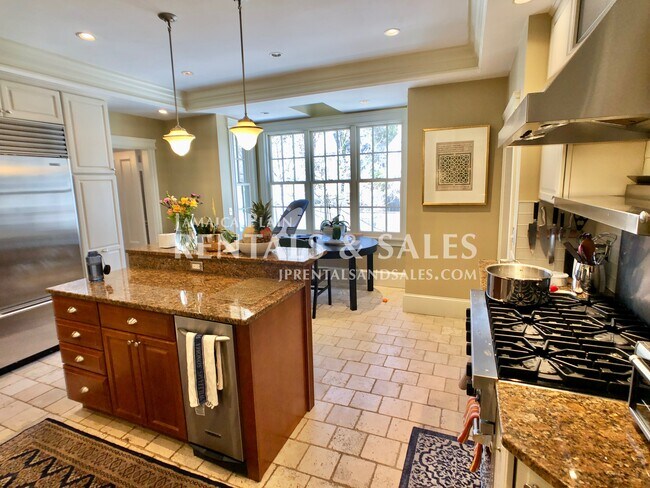 Building Photo - 258 Pond St