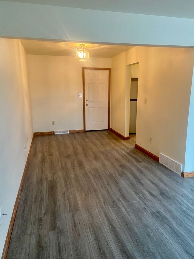 Building Photo - 2904-2910 Tamarack Drive