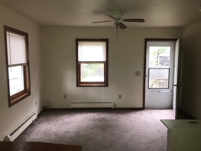 Building Photo - 204 1/2 Maple St