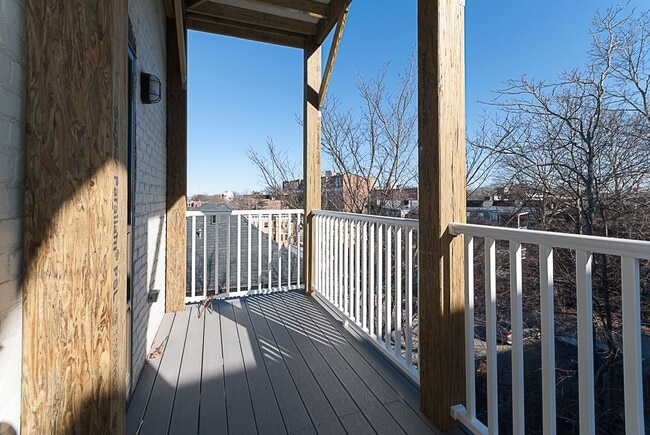 Photo - No fee! Sunny Studio Available 9/1 - Large... House