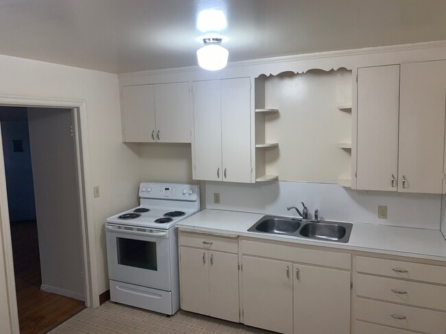 Building Photo - Charming 2 bedroom