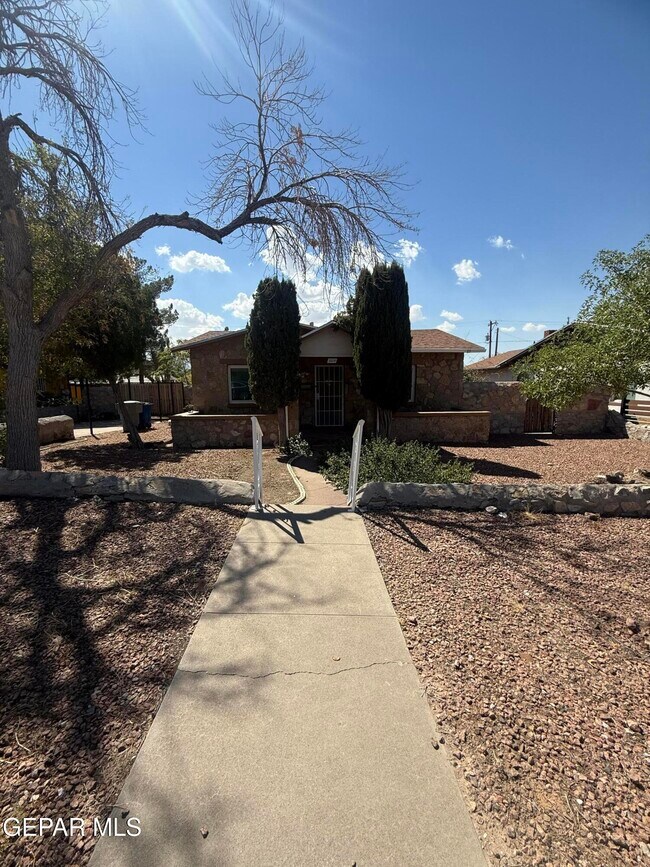 Foto del edificio - 2211 N Campbell St