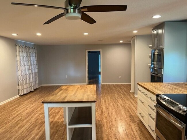 Foto del edificio - 22985 Hwy 105 W