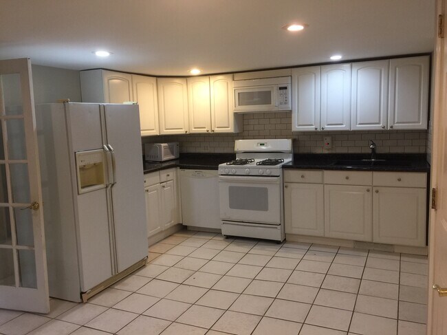 eat-in kitchen - 2039 W Homer St