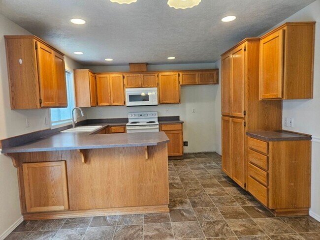 Building Photo - 4Bd/3Ba Two Story House - Available to View!