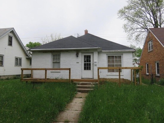 Primary Photo - 6920 W Medford Ave