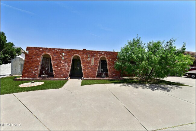 Foto del edificio - 9125 W H Burges Dr