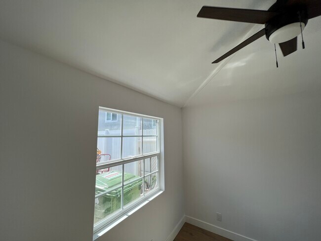 Building Photo - 1 Bed, 1 Bath Private Back House near Burb...