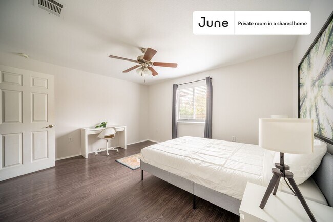 Foto del edificio - Private bedroom in 4 bed/2.5 bath Home